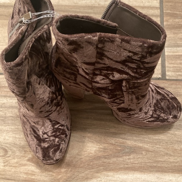 Gianni Bini ( Better for size 7 fit)
Didier Velvet Platform Block Heel
Booties - Picture 4 of 6